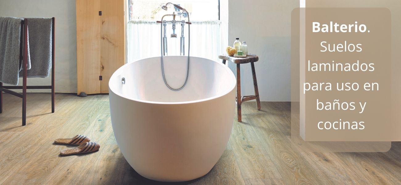 Balterio Grande Wide Roble Venn instalado en baño con bañera exenta tarima flotante para zonas humedas